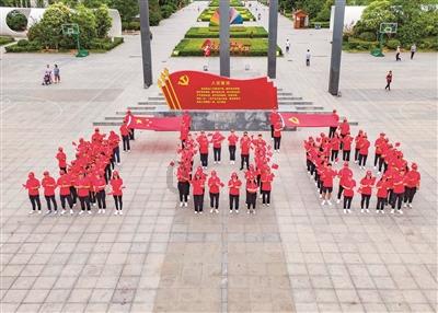 宿州一八旬老人集市卖柿子，女子见其不易量力购买，脆柿和软柿有何区别？游戏画面