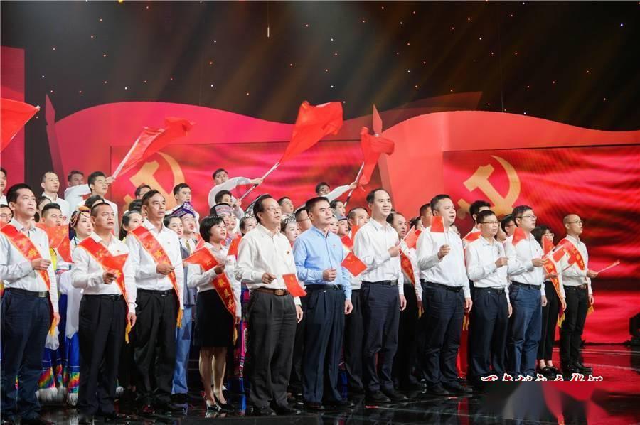 冰上赛龙舟 激情迎龙年